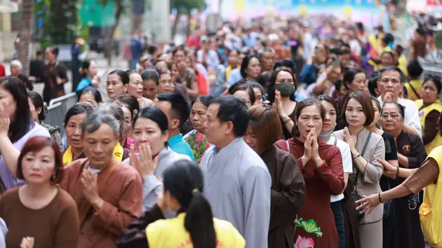 H&agrave;ng ngh&igrave;n người d&acirc;n chi&ecirc;m b&aacute;i x&aacute; lợi Phật ở ch&ugrave;a Qu&aacute;n Sứ