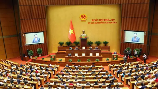 Lương c&ocirc;ng chức n&ecirc;n tương đương khu vực tư nh&acirc;n