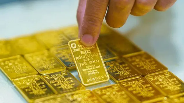 Gi&aacute; v&agrave;ng trong nước 'đứng y&ecirc;n' bất chấp đ&agrave; tăng to&agrave;n cầu
