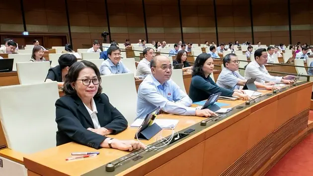 Quốc hội ch&iacute;nh thức th&ocirc;ng qua r&uacute;t ngắn nhiệm kỳ kh&oacute;a XV