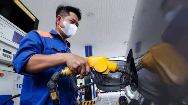 Gi&aacute; xăng giảm nhẹ, gi&aacute; dầu tăng