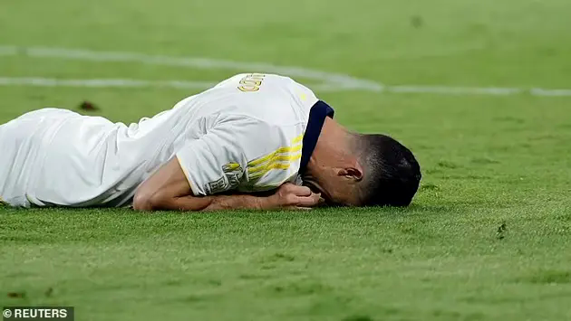 Cristiano Ronaldo s&uacute;t hỏng phạt đền kh&oacute; tin