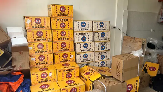 Hơn 1.300 chai rượu, bia Mao Đ&agrave;i nhập lậu bị ti&ecirc;u hủy