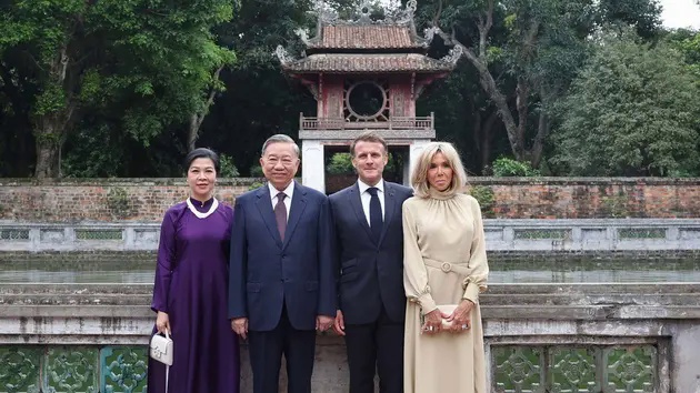 Tổng B&iacute; thư T&ocirc; L&acirc;m v&agrave; Tổng thống Ph&aacute;p thăm Văn Miếu
