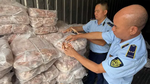 Thu giữ hơn 1,5 tấn ch&acirc;n g&agrave; đ&ocirc;ng lạnh tại L&agrave;o Cai