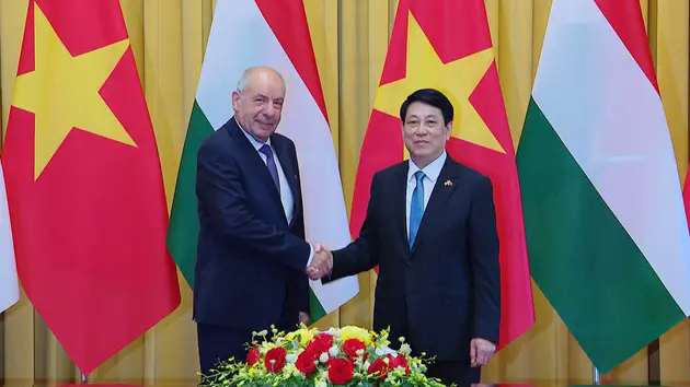 Chủ tịch nước Lương Cường chủ tr&igrave; lễ đ&oacute;n Tổng thống Hungary
