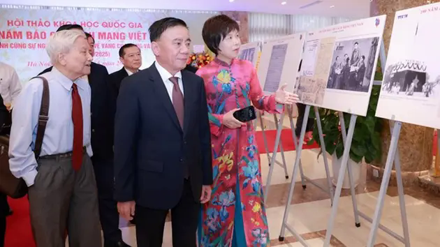 100 năm B&aacute;o ch&iacute; c&aacute;ch mạng đồng h&agrave;nh c&ugrave;ng d&acirc;n tộc