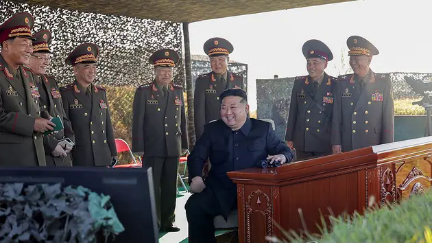 &Ocirc;ng Kim Jong-un gi&aacute;m s&aacute;t cuộc thi bắn của ph&aacute;o binh