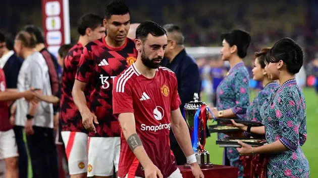 Beckham chỉ tr&iacute;ch h&agrave;nh động của c&aacute;c cầu thủ Man United