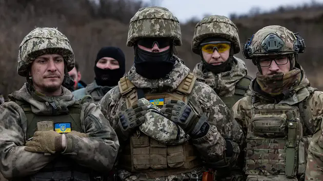 Tổng thống Ukraine cải tổ đội ngũ chỉ huy qu&acirc;n đội