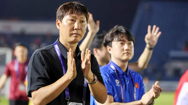 HLV Kim Sang-sik 'giải b&agrave;i to&aacute;n' chấn thương của tuyển Việt Nam