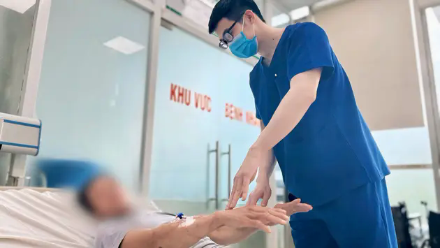 Người thợ x&acirc;y nguy kịch v&igrave; l&agrave;m việc dưới nắng n&oacute;ng