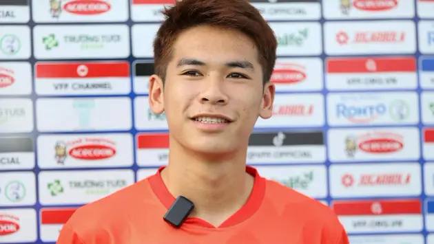 HLV Kim Sang Sik t&igrave;m ra tiền vệ chất lượng