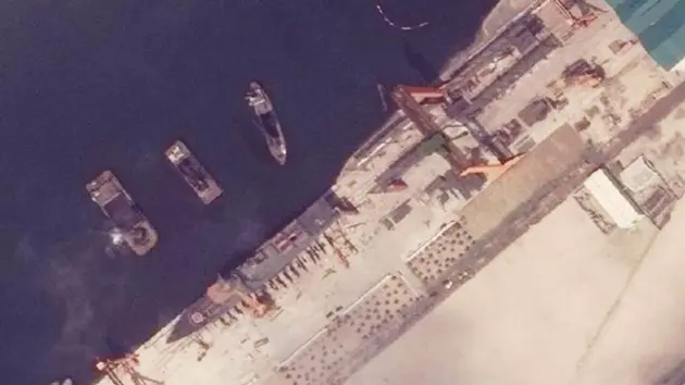 Triều Ti&ecirc;n kh&ocirc;i phục t&agrave;u khu trục bị lật sau hạ thủy