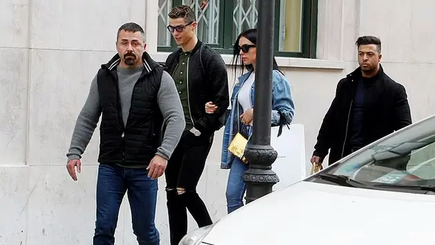 Cựu vệ sĩ bật m&iacute; về Cristiano Ronaldo