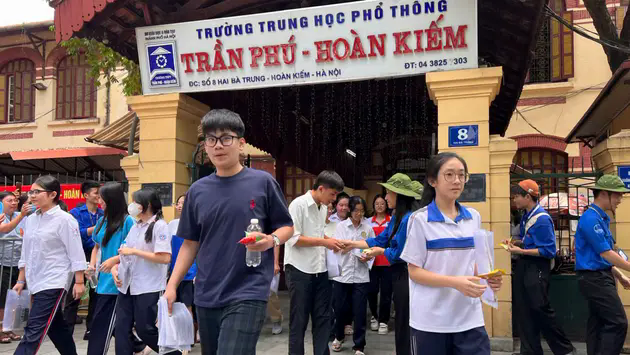 Những th&iacute; sinh đầu ti&ecirc;n ho&agrave;n th&agrave;nh m&ocirc;n thi cuối c&ugrave;ng