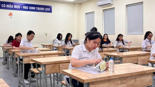 Th&iacute; sinh H&agrave; Nội thi m&ocirc;n cuối kỳ thi v&agrave;o 10