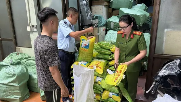 Ti&ecirc;u huỷ vi phạm nh&atilde;n hiệu gạo ST25 tại H&agrave; Nội