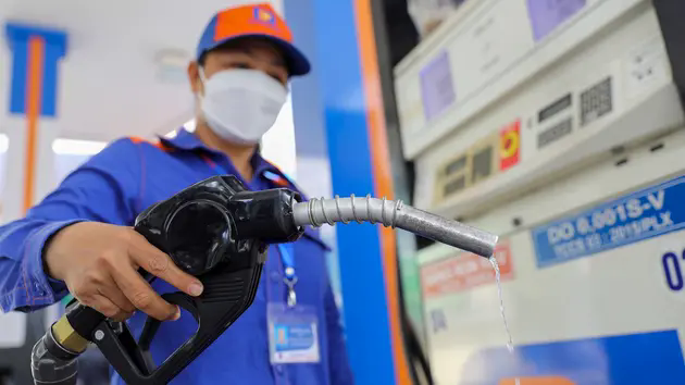 Gi&aacute; xăng dầu tăng lần thứ ba li&ecirc;n tiếp