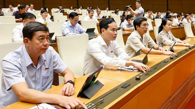 100% đại biểu th&ocirc;ng qua Nghị quyết sửa đổi Hiến ph&aacute;p 2013