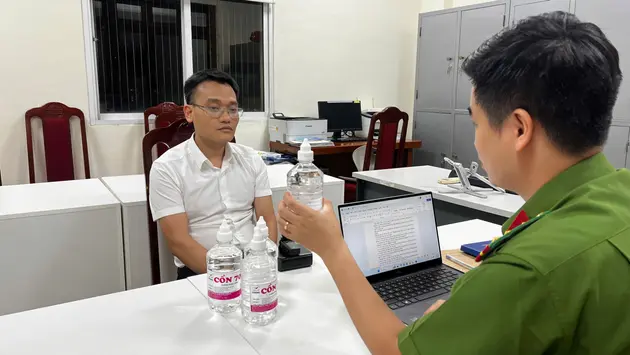 Bắt Ph&oacute; Chủ tịch thị trấn để điều tra về sản xuất h&agrave;ng giả