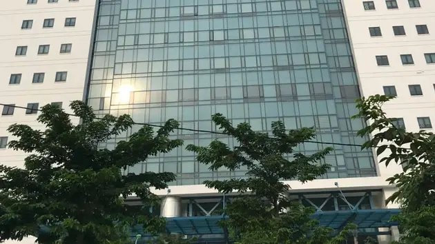 B&aacute;c đơn cựu sinh vi&ecirc;n kiện Đại học Kinh tế Quốc d&acirc;n giữ bằng tốt nghiệp