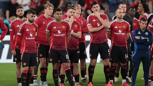 Manchester United tăng gi&aacute; v&eacute;