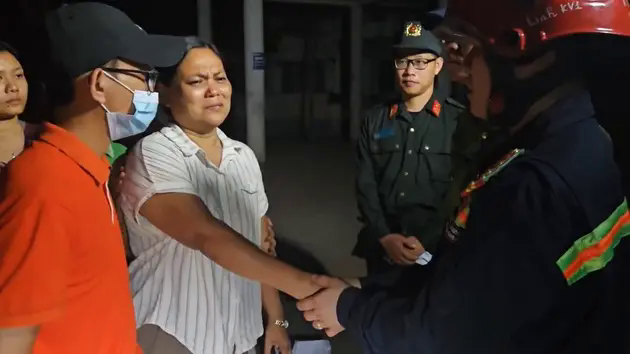 Người mẹ Myanmar bật kh&oacute;c cảm ơn C&ocirc;ng an Việt Nam