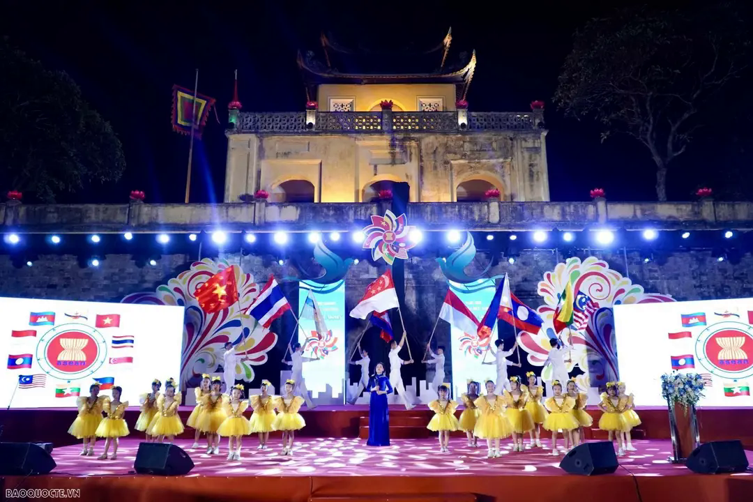 Lễ khai mạc Ng&agrave;y hội văn h&oacute;a hữu nghị &ldquo;Sắc m&agrave;u ASEAN&rdquo; tại Ho&agrave;ng th&agrave;nh Thăng Long.