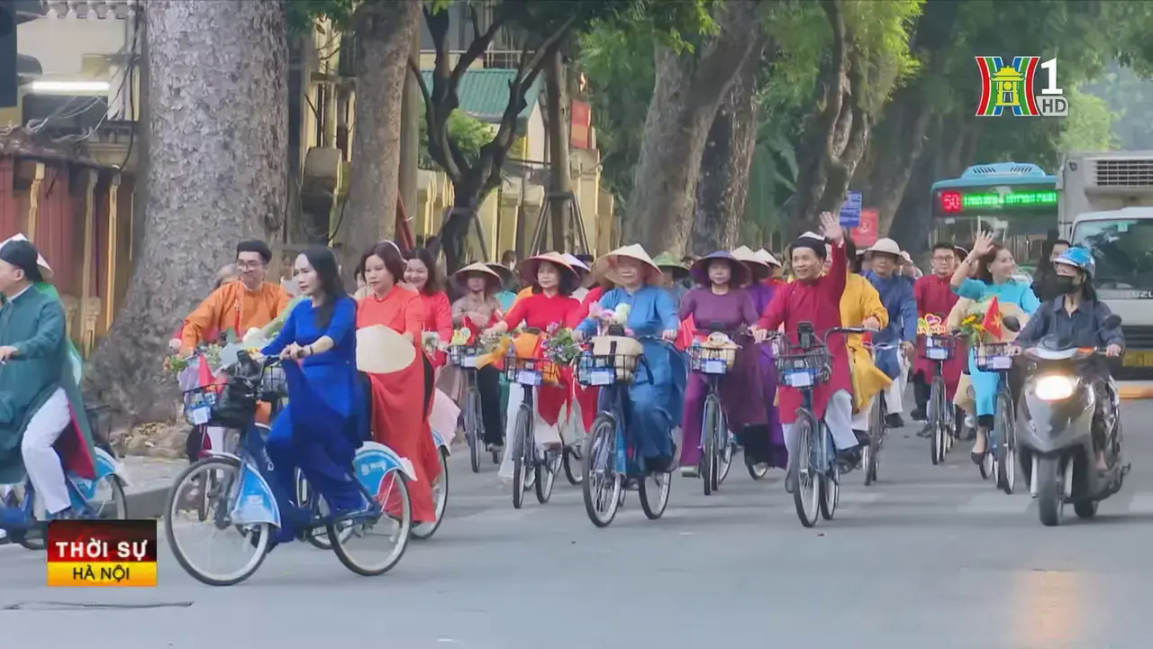 Những t&agrave; &aacute;o d&agrave;i rực rỡ tr&ecirc;n c&aacute;c tuyến phố H&agrave; Nội.