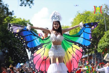 Rực rỡ sắc m&agrave;u Carnaval Thu H&agrave; Nội tr&ecirc;n phố đi bộ