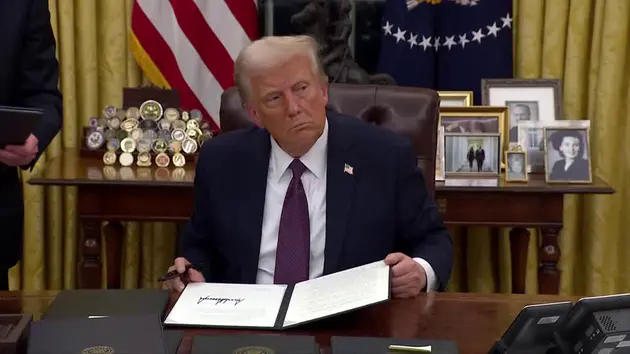 &Ocirc;ng Trump nổ s&uacute;ng ch&acirc;m ng&ograve;i cuộc chiến thương mại to&agrave;n cầu