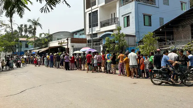 Người d&acirc;n Myanmar xếp h&agrave;ng chờ ph&aacute;t nước v&agrave; thực phẩm