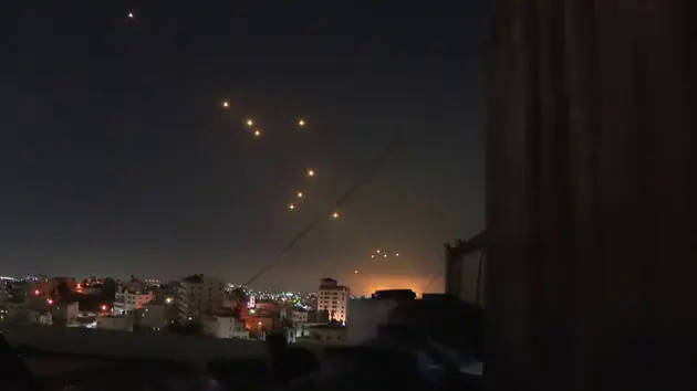 Iran ph&oacute;ng t&ecirc;n lửa v&agrave;o Israel, Tel Aviv cam kết đ&aacute;p trả