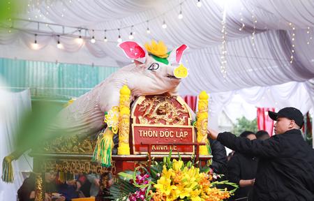 Độc đ&aacute;o tục "trang điểm" cho "&ocirc;ng lợn" ở La Ph&ugrave;