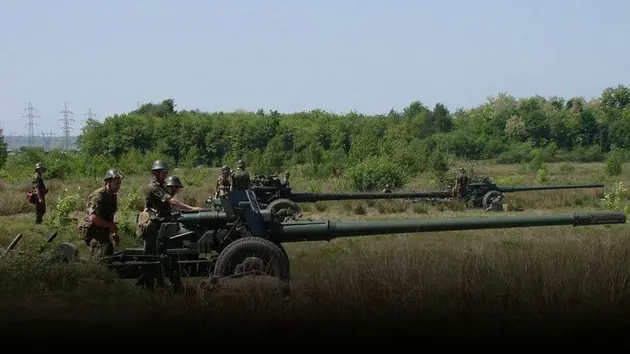 Ph&aacute;o chống tăng MT-12 Rapira n&atilde; đạn mục ti&ecirc;u ở Ukraine