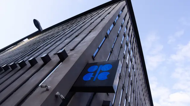 OPEC+ tăng sản lượng dầu trước &aacute;p lực từ Mỹ