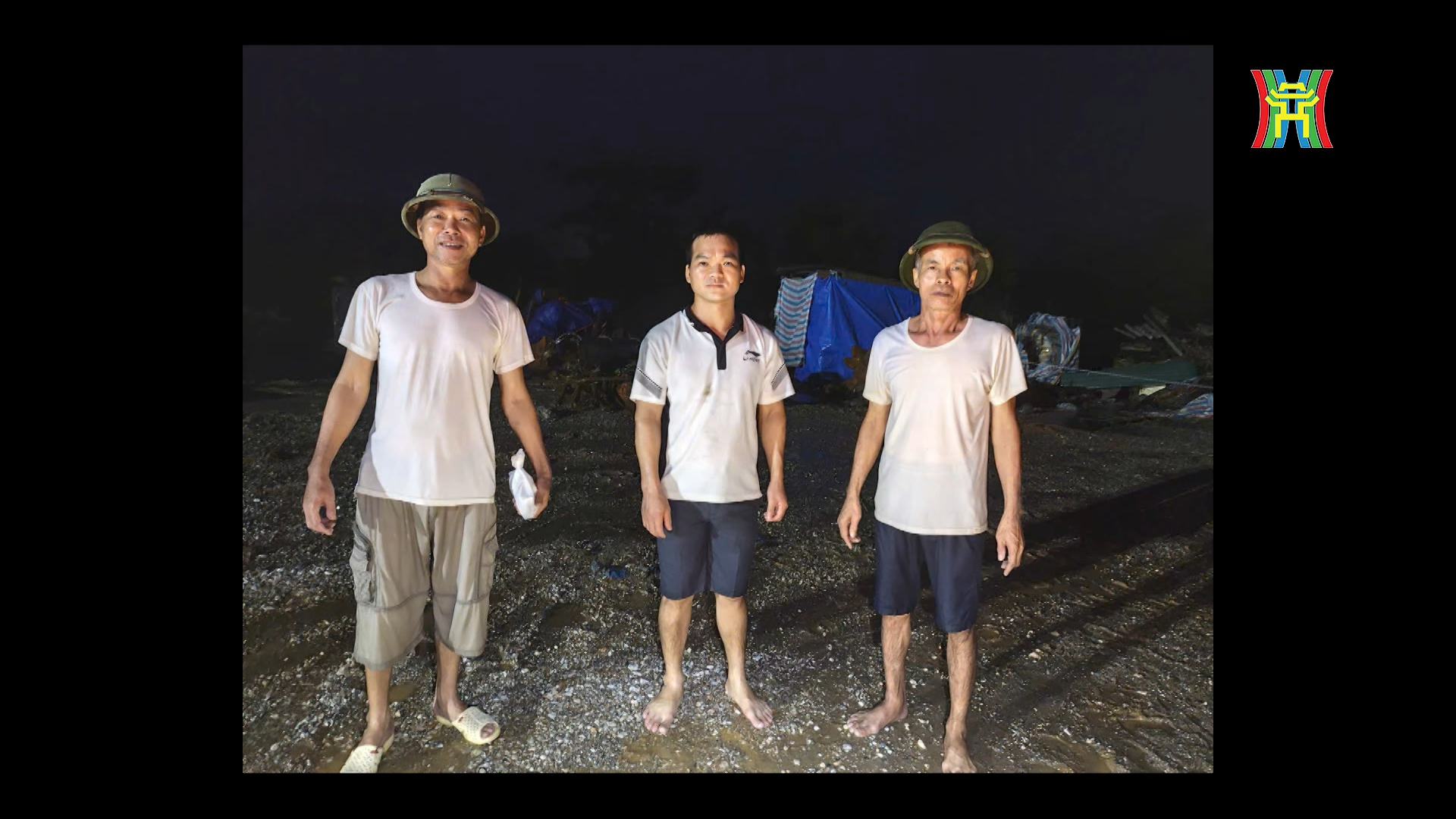 03 người d&acirc;n bị mắc kẹt trong b&atilde;o lũ được giải cứu v&agrave; đưa đến nơi tr&aacute;nh tr&uacute; an to&agrave;n.