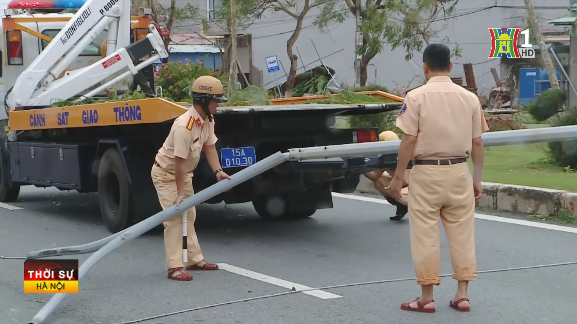 Lực lượng chức năng đang tập trung khẩn trương thu dọn vật cản kh&ocirc;i phục giao th&ocirc;ng.
