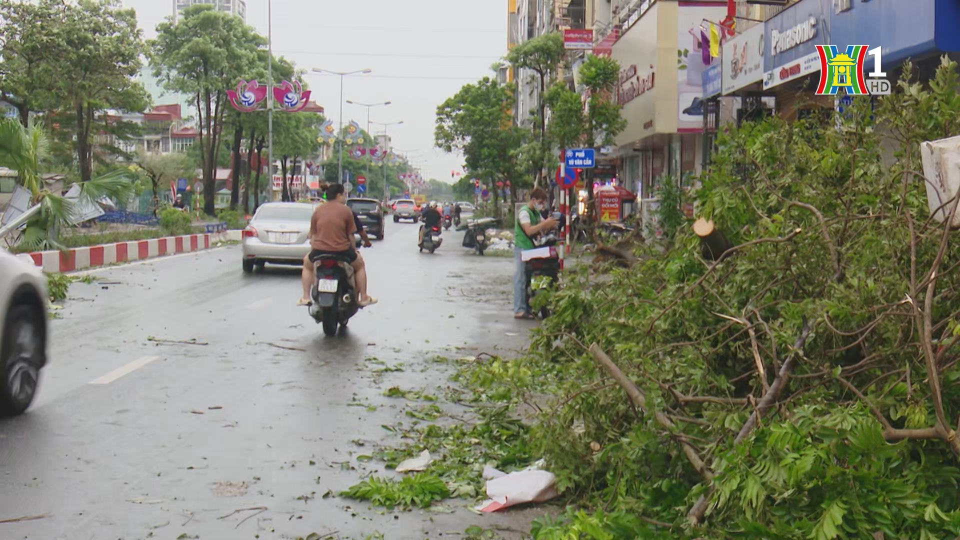 C&aacute;c lực lượng chức năng khẩn trương xử l&yacute; c&acirc;y g&atilde;y, đổ, đảm bảo giao th&ocirc;ng sau b&atilde;o