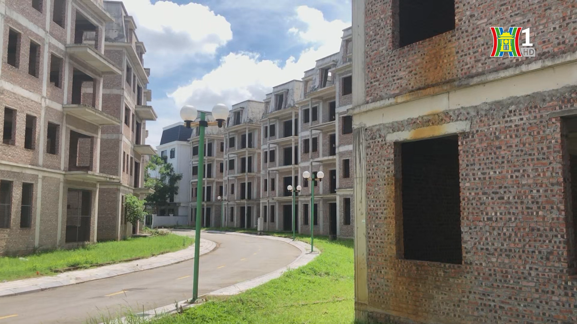 Đầu cơ bất động sản rồi bỏ hoang đang ảnh hưởng xấu đến văn minh đ&ocirc; thị v&agrave; g&acirc;y l&atilde;ng ph&iacute; nguồn lực đất đai.