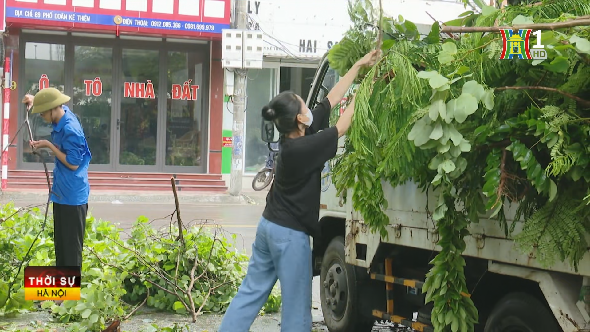  Người d&acirc;n chung tay, hỗ trợ lực lượng chức năng, khắc phục hậu quả b&atilde;o số 3.