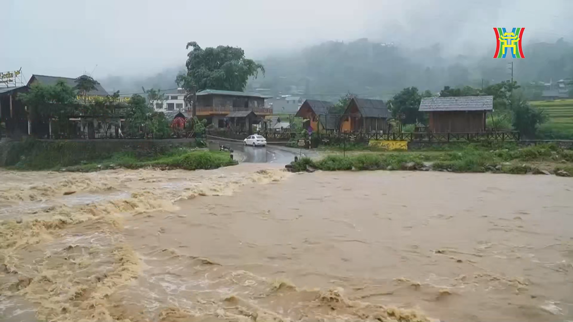 Mưa lớn đ&atilde; khiến h&agrave;ng loạt tuyến đường tại th&agrave;nh phố L&agrave;o Cai bị ngập lụt.