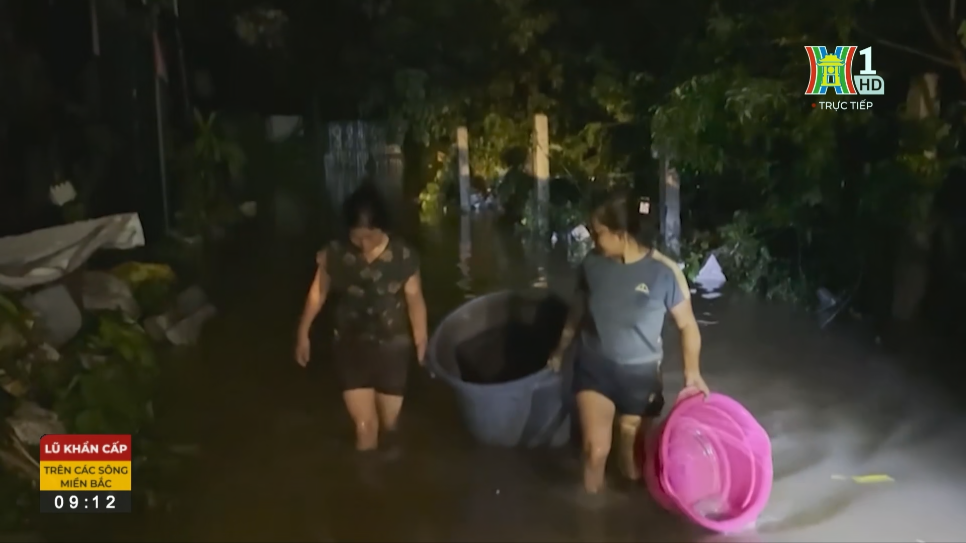 Nước s&ocirc;ng Hồng d&acirc;ng nhanh, người H&agrave; Nội 'chạy ngập' xuy&ecirc;n đ&ecirc;m