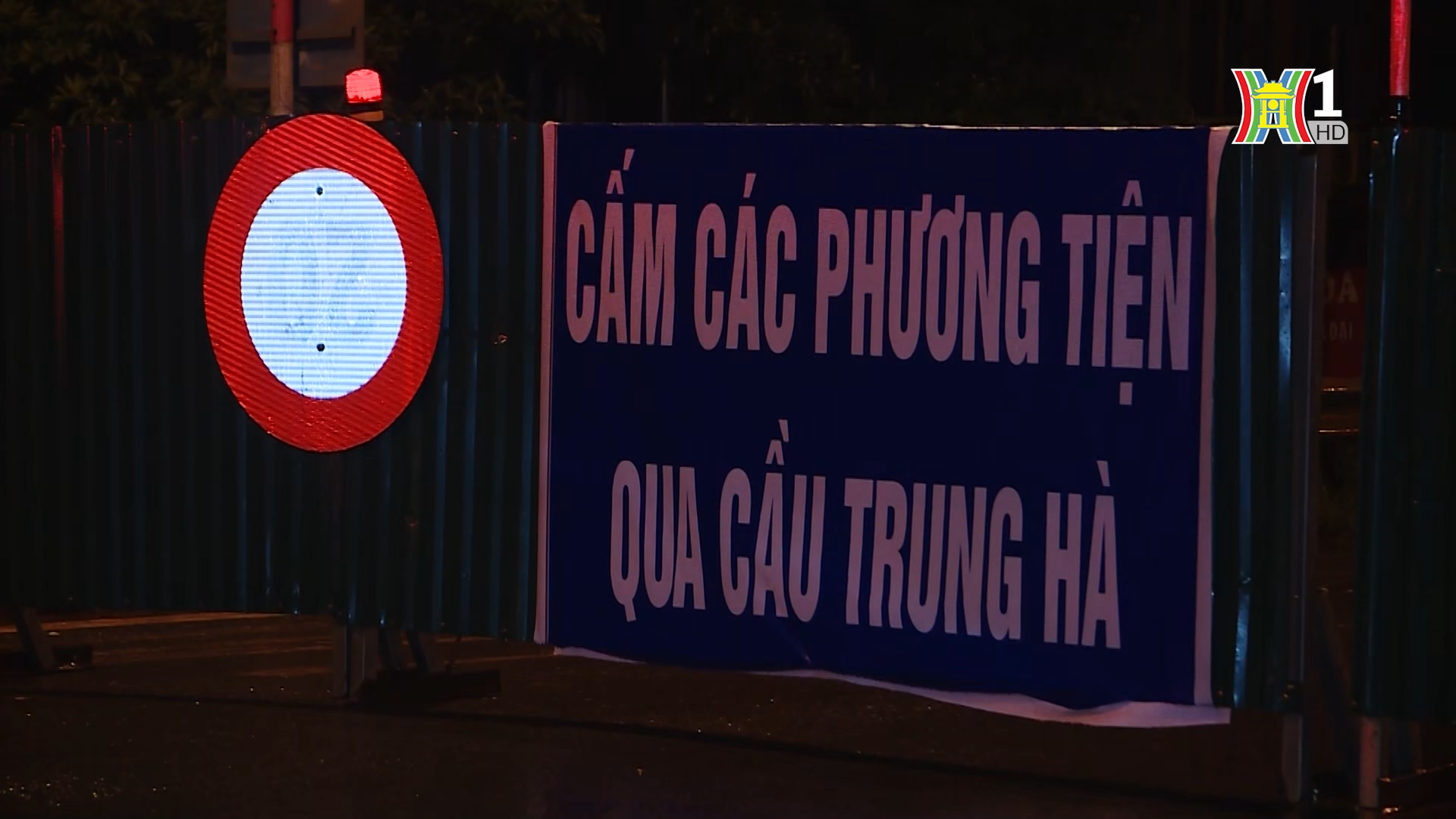 H&agrave; Nội cấm v&agrave; hạn chế phương tiện lưu th&ocirc;ng qua nhiều cầu do diễn biến phức tạp của mưa lũ.