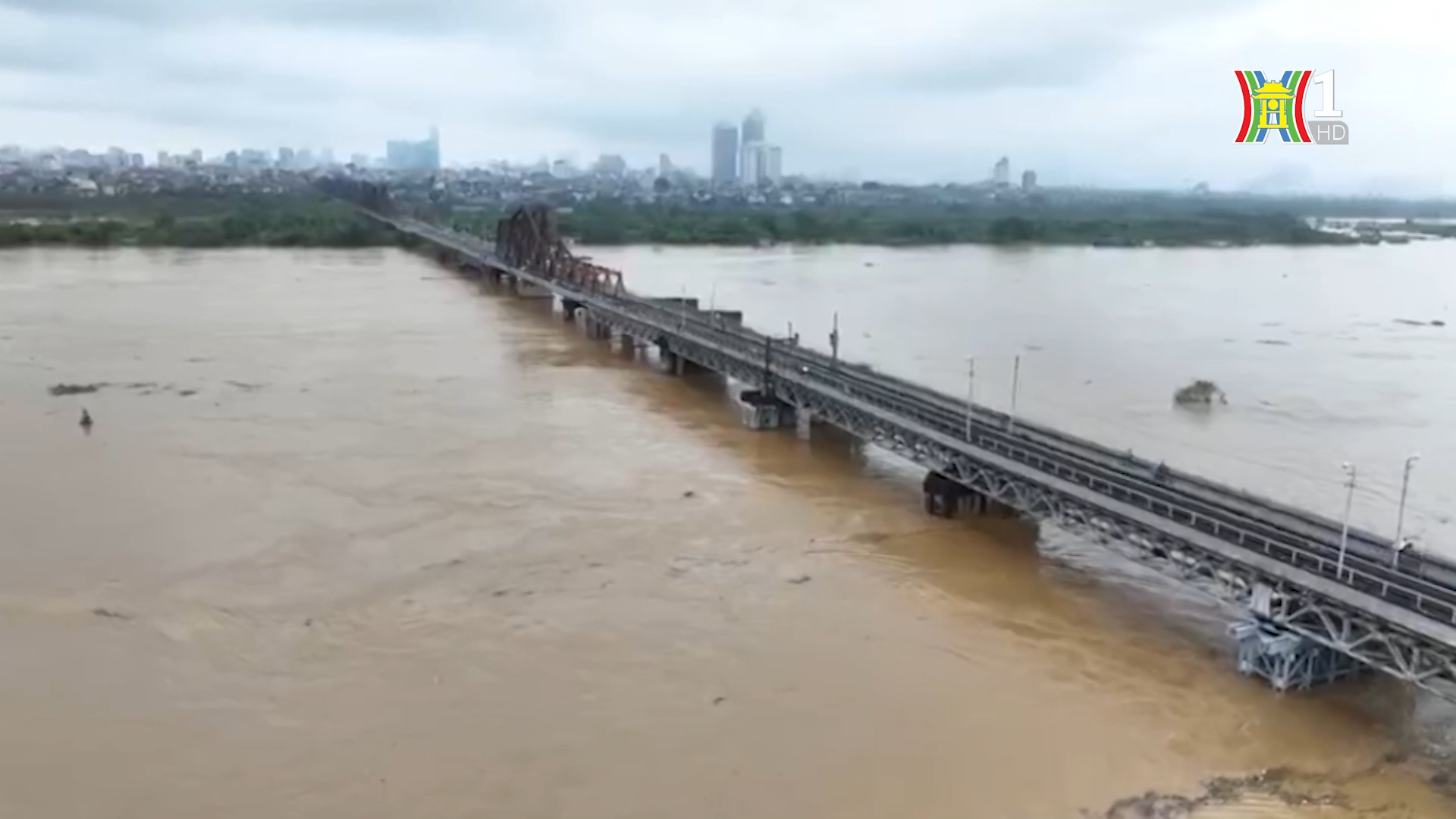 Do mực nước s&ocirc;ng Hồng qua cầu Long Bi&ecirc;n d&acirc;ng cao, chảy xiết, ng&agrave;nh đường sắt dừng chạy t&agrave;u qua cầu Long Bi&ecirc;n
