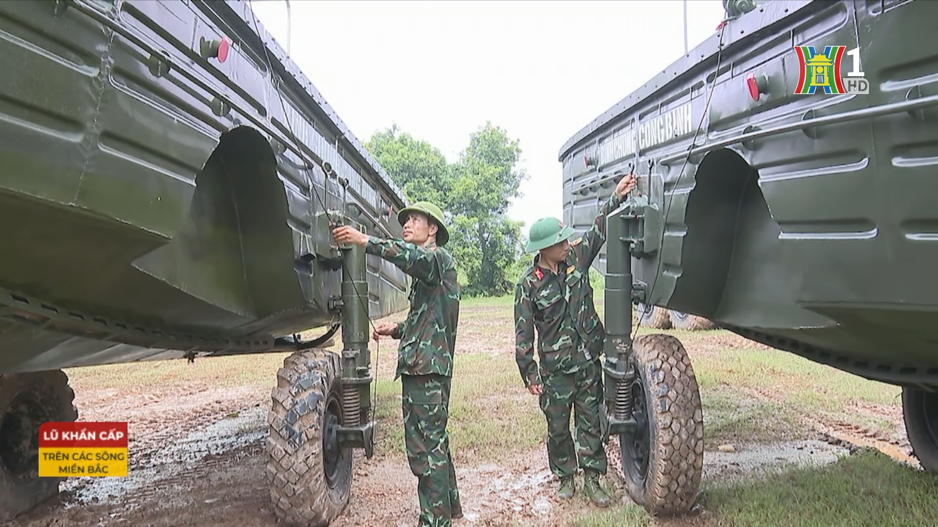 C&aacute;c trang bị cầu phao đ&atilde; được di chuyển đến vị tr&iacute; thuận lợi, sắn s&agrave;ng lắp đặt cầu phao khi c&aacute;c điều kiện an to&agrave;n cho ph&eacute;p.