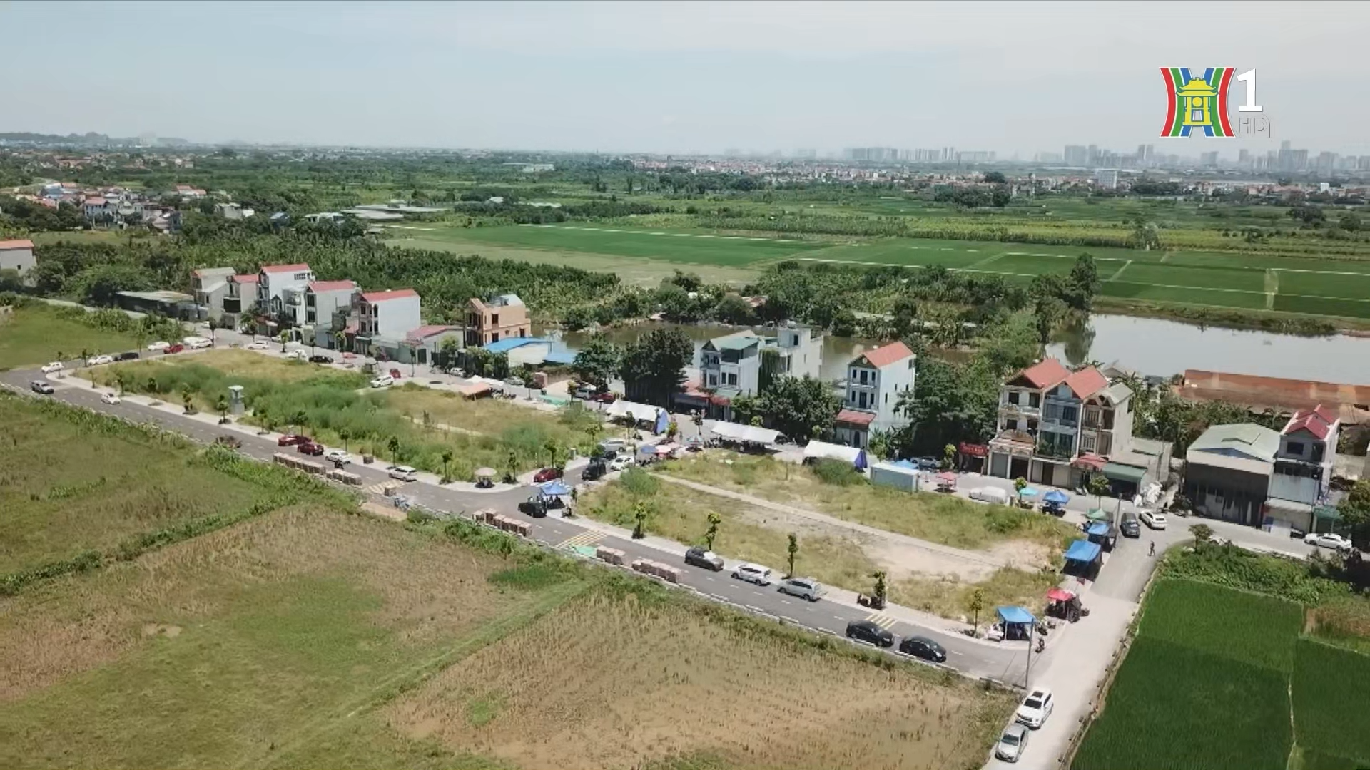 Ngay sau khi c&oacute; kết quả, c&aacute;c thửa đất được rao b&aacute;n ngay tại cửa nơi tổ chức cuộc đấu gi&aacute;.