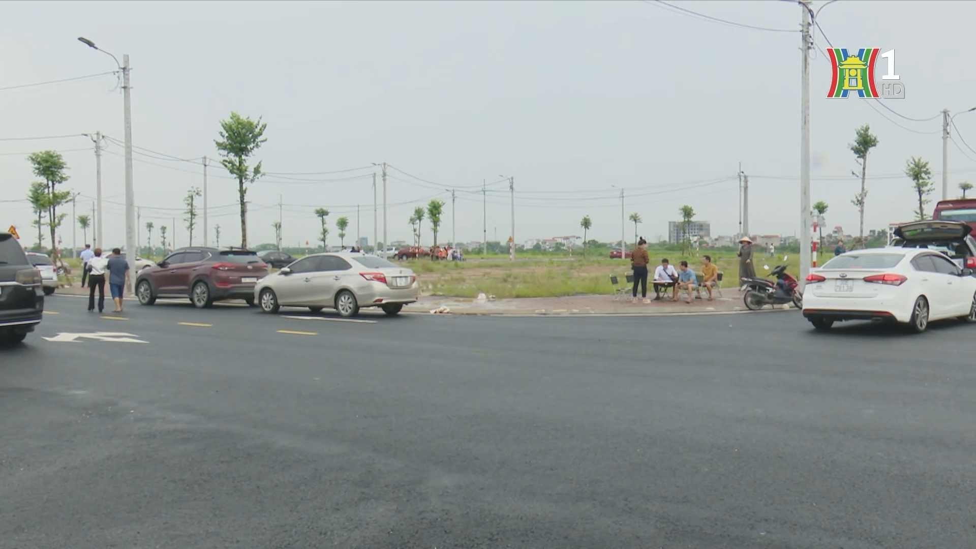 Phần lớn đối tượng tham gia cuộc đấu gi&aacute; n&agrave;y l&agrave; d&acirc;n chuy&ecirc;n nghiệp đến từ nơi kh&aacute;c, người d&acirc;n địa phương rất &iacute;t.
