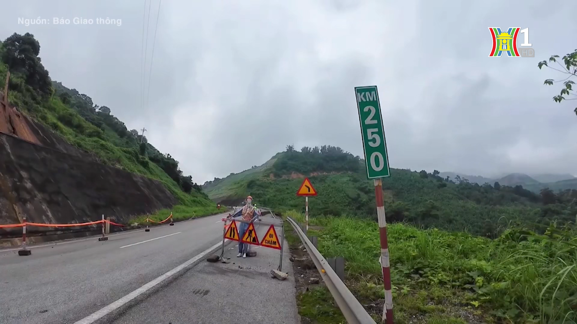 Km250 cao tốc Nội B&agrave;i - L&agrave;o Cai đ&atilde; xảy ra sạt lở nghi&ecirc;m trọng.
